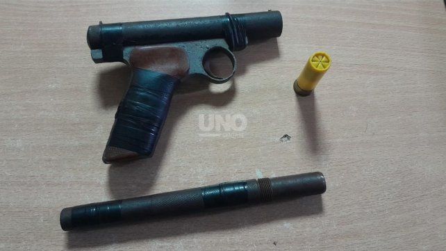 Durante el procedimiento hallaron oculto un bolso que contenía una arma de fabricación casera tipo tumbera