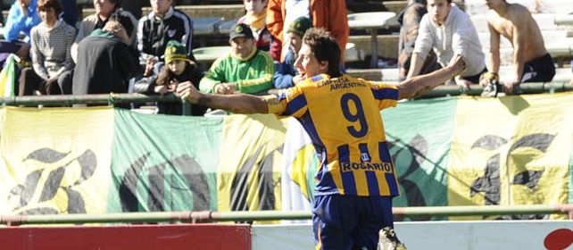 Letal. Castillejos le dio el triunfo al canalla ante Aldosivi tras sellar con su cabezazo el 2 a 1 cuando al partido le quedaba muy poco tiempo.