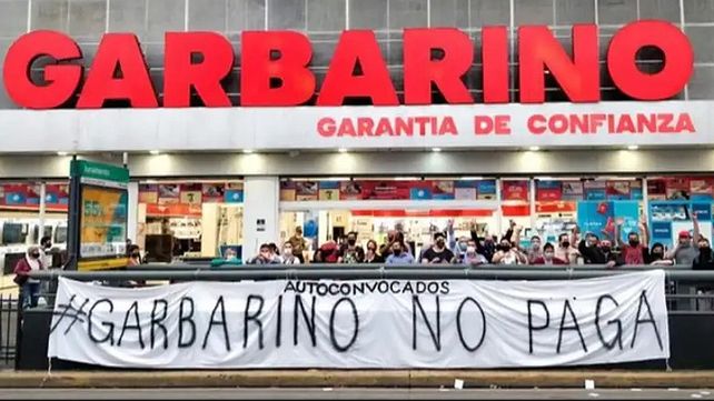 Ex trabajadores de Garbarino denuncian que se anotó en el registro de compradores ante la quiebra un inversor denunciado tras su paso por la función pública. También denuncian auto compra