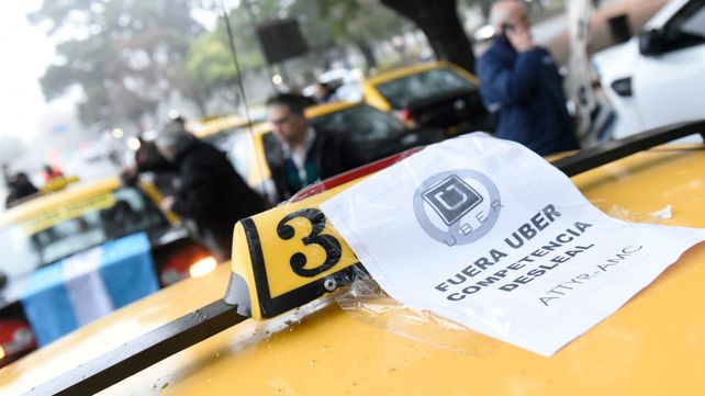 Una masiva caravana convocó a taxistas contra el arribo de Uber.&nbsp;