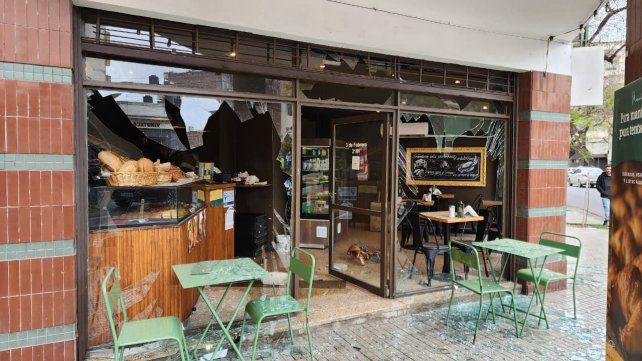 El bar Balcarce y 3 de Febrero quedó destrozado.