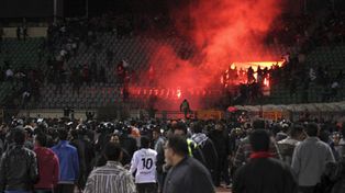 Pelea entre hinchas de f&uacute;tbol deja 74 muertos y mil heridos en Egipto