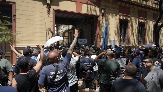 Tensión en la sede de Aguas Santafesinas: una manifestación gremial terminó en incidentes