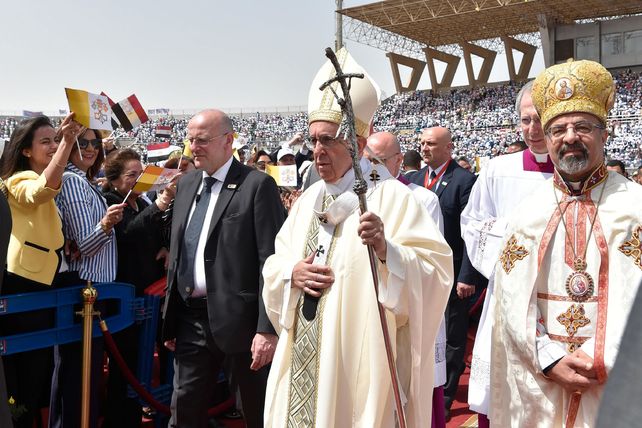 Estadio. Francisco camina junto al patriarca copto-católico de Alejandría