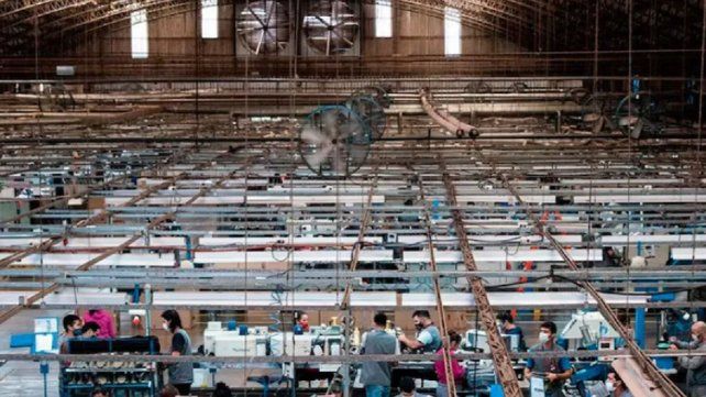 El fabricante de Nike y Adidas cierra su última planta en la Argentina.
