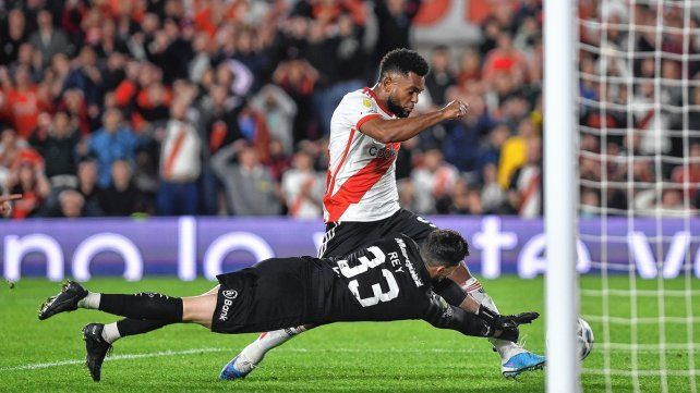 Miguel Borja define ante Rey para el 1 a 0 de River.