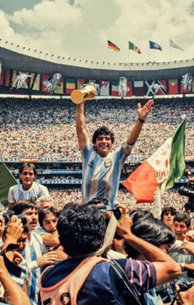 Anticipo. El pulgar zurdo de Diego, apunta a la bandera qatarí.