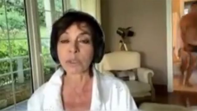 La periodista rosarina Mónica Gutiérrez daba una entrevista en Telefe cuando un hombre apareció desnudo detrás de ella.