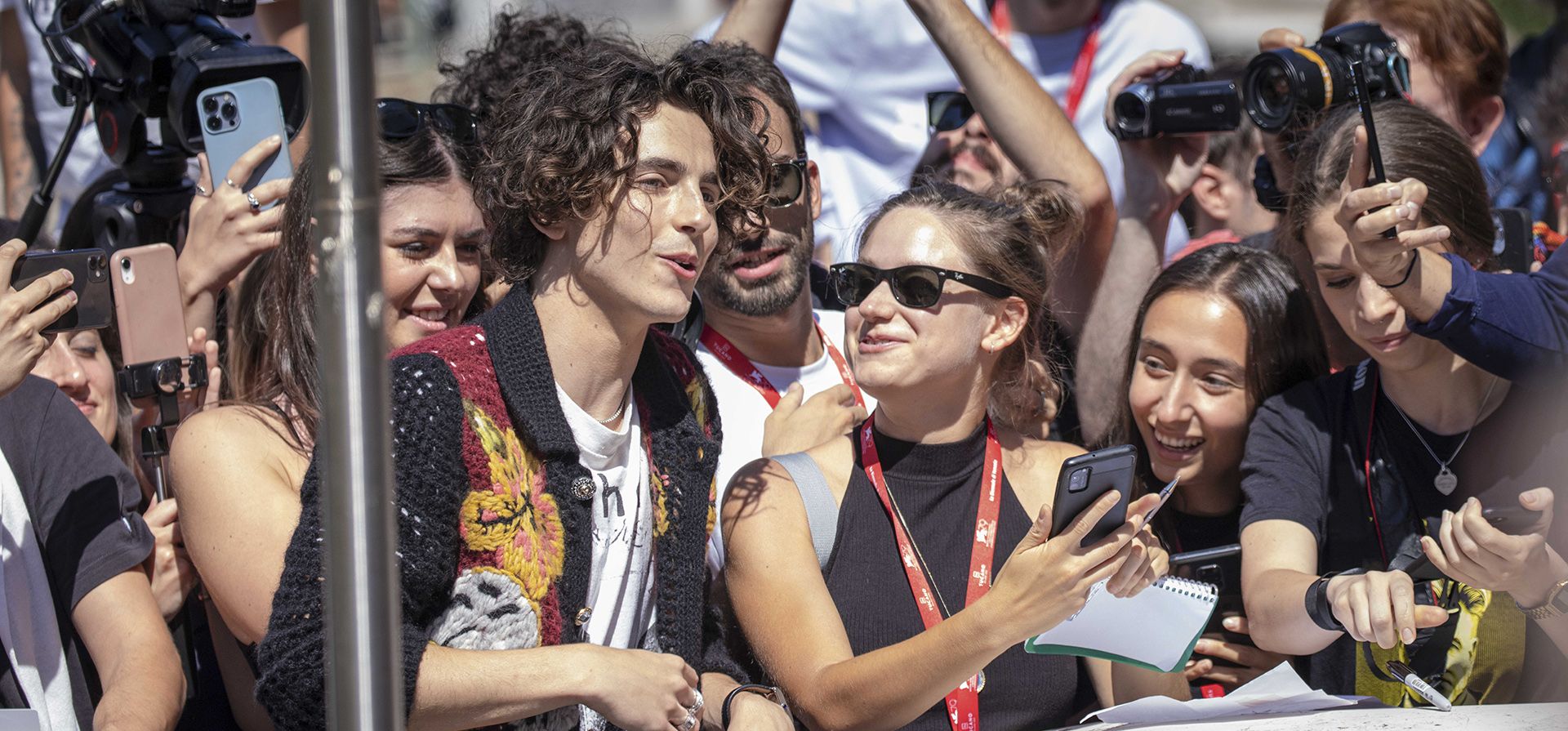 Timothee Chalamet habla con los fanáticos a su llegada para la sesión de fotos de la película