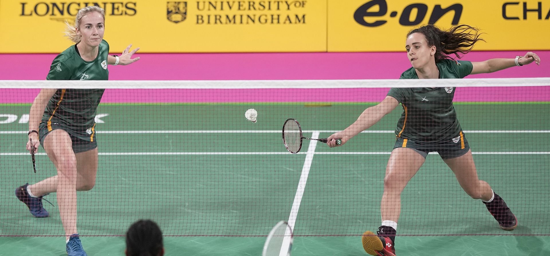 Deidre Jordaan, izquierda, y Johanita Scholtz, de Sudáfrica, compiten contra Tahlia Richardson y Katherine Wynter, de Jamaica, durante la competencia de bádminton por equipos mixtos en los Juegos de la Commonwealth en Birmingham, Inglaterra, el viernes 29 de julio de 2022.