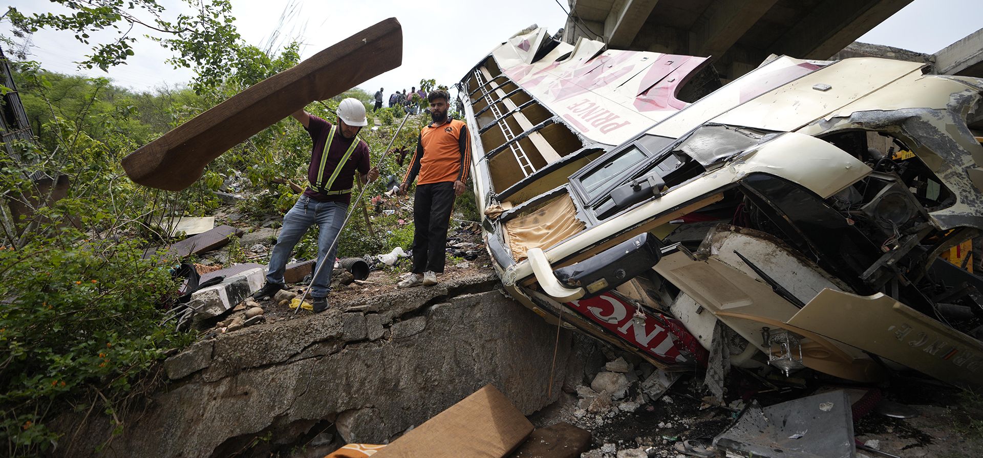 Personal de la Fuerza de Respuesta a Desastres del Estado de Jammu y Cachemira inspecciona los restos después de que un autobús que transportaba a peregrinos hindúes a un santuario patinara desde un puente de carretera hacia un desfiladero del Himalaya cerca de Jammu, India, el martes 30 de mayo de 2023. (Foto AP/Channi Anand ) Personal de la Fuerza de Respuesta a Desastres del Estado de Jammu y Cachemira inspecciona los restos después de que un autobús que transportaba a peregrinos hindúes a un santuario patinara desde un puente de carretera hacia un desfiladero del Himalaya cerca de Jammu, India, el martes 30 de mayo de 2023. (Foto AP/Channi Anand )