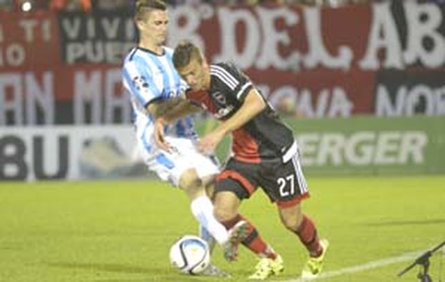 Denis Rodríguez deja en el camino a Ricardo Noir. Gran debut del primo de Maxi. (Foto: S. Suárez Meccia)