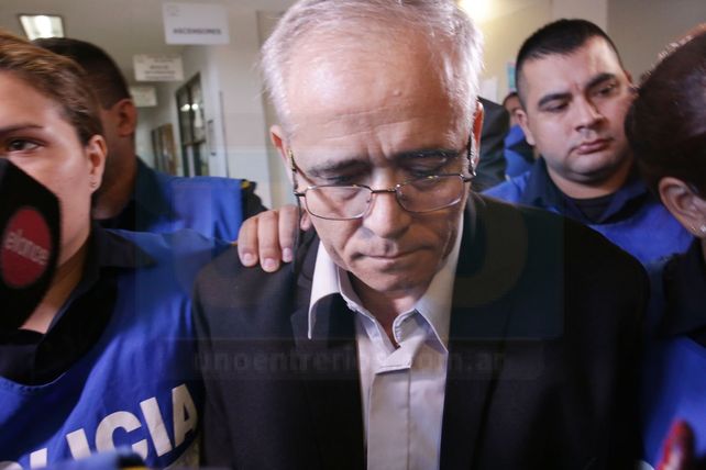 El cura Ilarraz entrando al juicio en Paraná. Foto UNO Juan Ignacio Pereira.&nbsp;