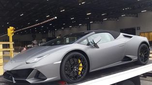 Gran revuelo por la llegada de un Lamborghini de alta gama al aeropuerto de Ezeiza