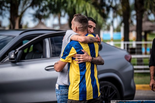El abrazo entre Ángel Di María y Marco Ruben en el primer día del goleador histórico tras su regreso a Arroyito.