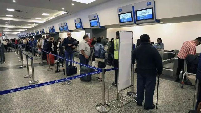 Aerolíneas reprogramó vuelos y denunció paro encubierto de los gremios