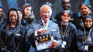 El rey Carlos de Inglaterra sostiene una claqueta durante una visita a los estudios Eastbrook en Dagenham, cerca de Londres, el miércoles 18 de febrero de 2026. (Aaron Chown/PA vía AP, Pool)