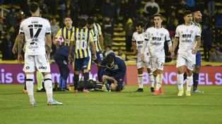 Oviedo está en el piso. Después de marcar se golpeó con el palo y debió salir.