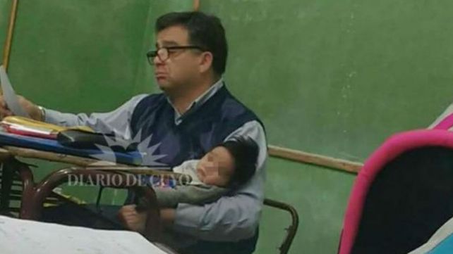 Un profesor cargó en brazos al hijo de una alumna para que pueda estudiar