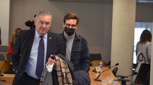Macarrón se retira del Tribunal escoltado por su hijo esta tarde.