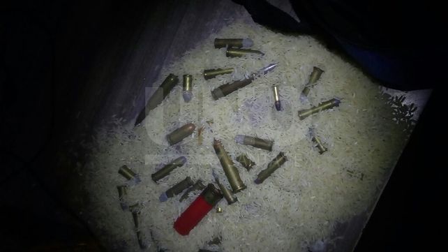 Cayeron vendedores barriales de drogas con cocaína, marihuana, ocho armas y decenas de balas