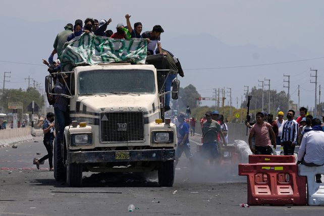 Partidarios de Castillo llegan en un camión para ayudar a bloquear la Carretera Panamericana Sur.