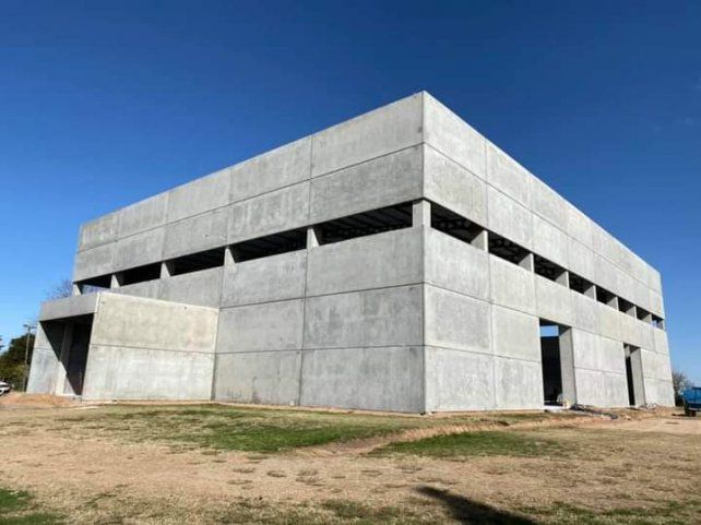 Una obra majestuosa.  El polideportivo de Alvarez sigue a puro ritmo y para los 100 años esperan inauguración.    