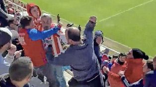 Una feroz pelea entre dos hinchas de Unión se dio en la platea alta durante el partido entre el Tate y Huracán.