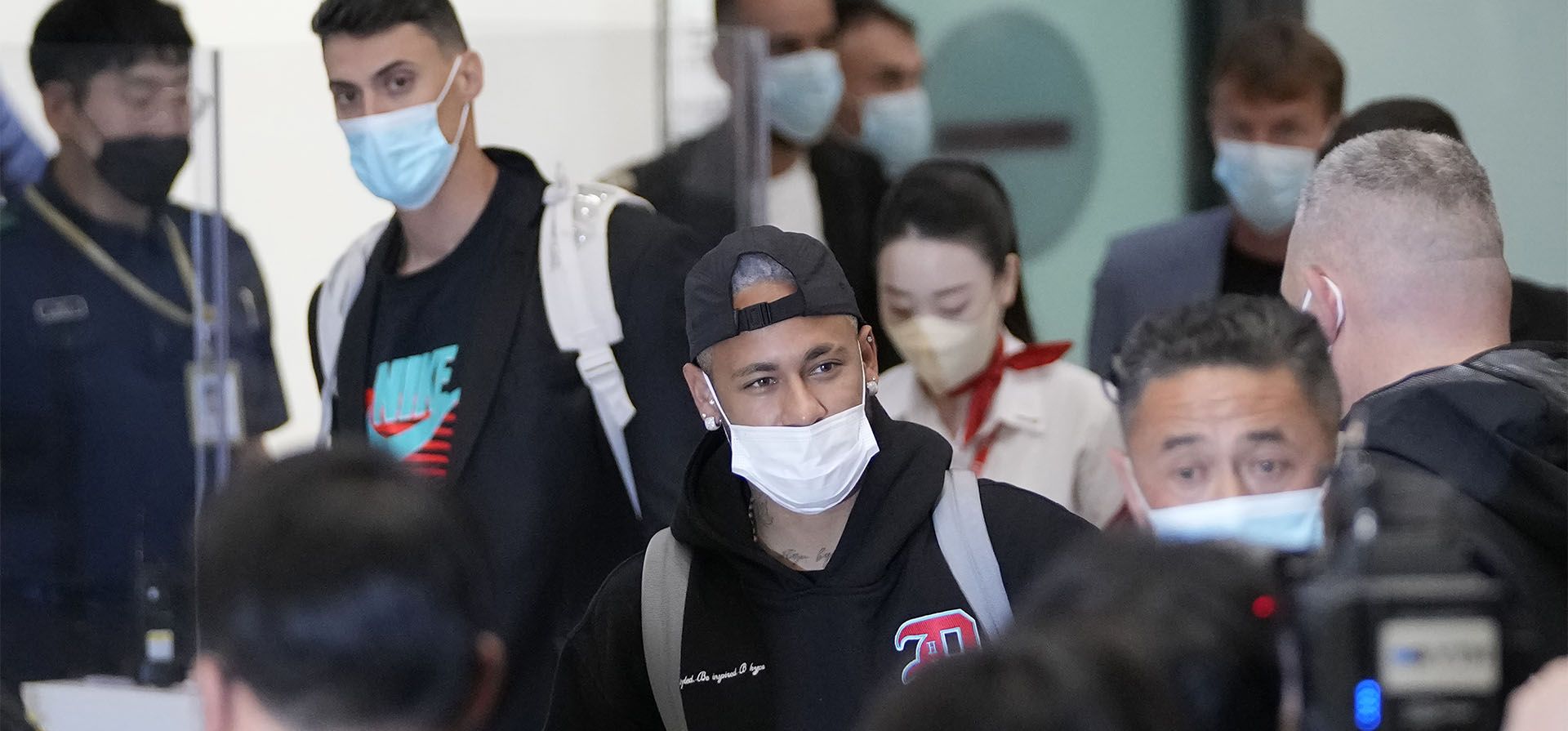 El jugador del PSG, Neymar, llega al Aeropuerto Internacional de Incheon en Incheon, Corea del Sur, el jueves 26 de mayo de 2022.