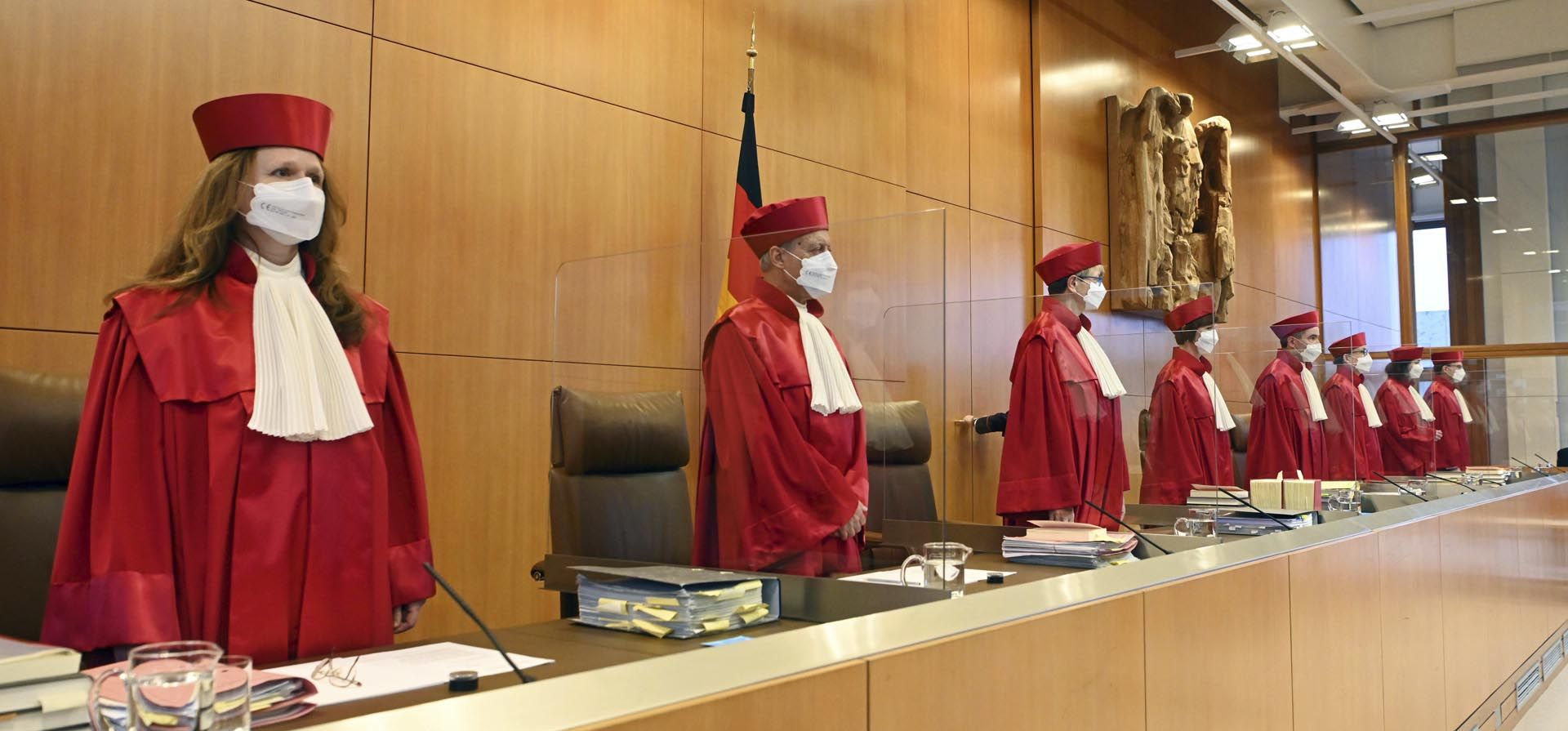 El Primer Senado de la Corte Constitucional Federal Ines Haertel, Josef Christ, Susanne Baer, Gabriele Britz, Stephan Harbarth, Presidente del Senado y Presidente de la Corte, Andreas L. Paulus, Yvonne Ott y Henning Radtke, desde la izquierda, abren el oral procedimiento sobre la Ley de Protección Constitucional de Baviera en Karlsruhe, Alemania, el martes 14 de diciembre de 2021. Foto: AP
