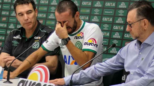 Alan Ruschel no puede contener la emoción.