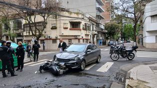 Una motociclista chocó con un auto en 3 de Febrero y Paraguay