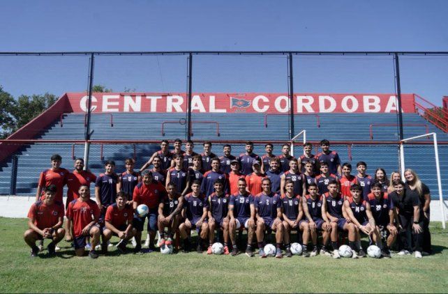 Matador. Plantel y cuerpo técnico de Central Córdoba posaron para La Capital en el Gabino Sosa.