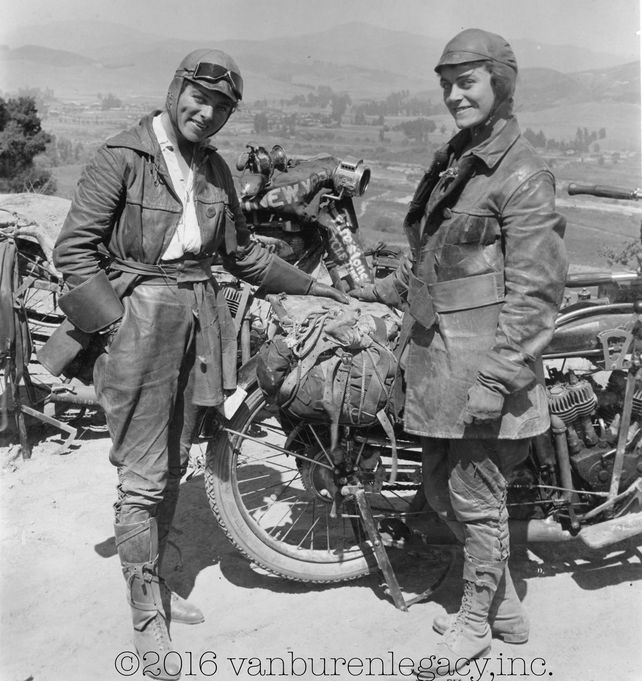 Osadas. Augusta (izq.) y Adeline en Los Angeles en 1916.