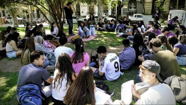 Estudiantes y trabajadores de la UNR siguen desde la plaza la sesión del Senado por la ley de financiamiento