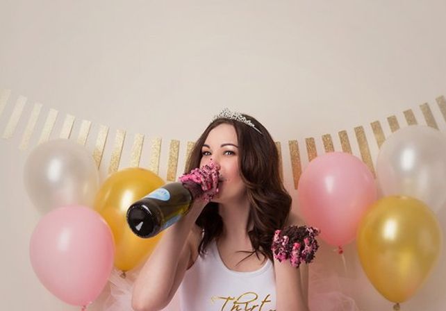 Estrellar la cara contra la torta es la extraña moda que se impone para festejar el cumpleaños