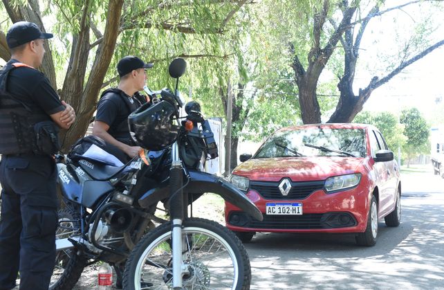 Tras completar la faena los asesinos de Rodrigo Sánchez dejaron el Renault Logan rojo en Magaldi y Ezeiza