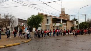 Reconquista: cinco cuadras de cola por bolsones de alimentos