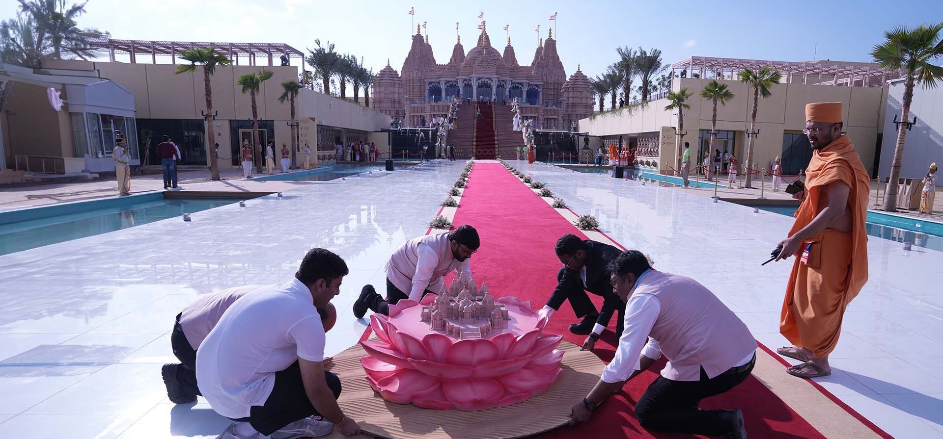 Devotos hacen preparativos de último minuto antes de la inauguración del primer templo hindú construido en piedra en Medio Oriente, perteneciente a Bochasanwasi Akshar Purushottam Swaminarayan Sanstha en Abu Mureikha, 40 kilómetros al noreste de Abu Dhabi, Emiratos Árabes Unidos, el miércoles 2 de febrero. 14 de octubre de 2024. (Foto AP/Kamran Jebreili) Devotos hacen preparativos de último minuto antes de la inauguración del primer templo hindú construido en piedra en Medio Oriente, perteneciente a Bochasanwasi Akshar Purushottam Swaminarayan Sanstha en Abu Mureikha, 40 kilómetros al noreste de Abu Dhabi, Emiratos Árabes Unidos, el miércoles 2 de febrero. 14 de octubre de 2024. (Foto AP/Kamran Jebreili)
