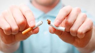 El virus viaja en el humo del cigarrillo y aún más lejos que las partículas de saliva