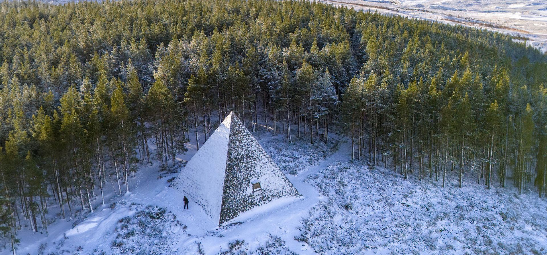 El túmulo del Príncipe Alberto, construido en 1862 por la reina Victoria, está rodeado de nieve y hielo, cerca de Balmoral, Aberdeenshire, Escocia, el viernes 22 de noviembre de 2024. (Jane Barlow/PA vía AP) El túmulo del Príncipe Alberto, construido en 1862 por la reina Victoria, está rodeado de nieve y hielo, cerca de Balmoral, Aberdeenshire, Escocia, el viernes 22 de noviembre de 2024. (Jane Barlow/PA vía AP)