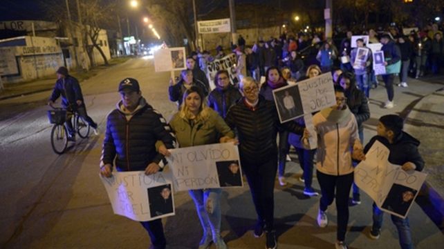 La marcha. Emoción y congoja en la concentración anoche en la plaza R-90