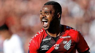 Nikao celebra el gol que le dio la conquista a Paranaense.