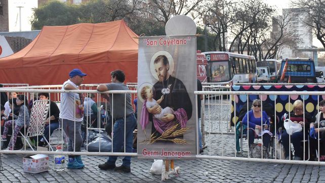 San Cayetano: miles de fieles se movilizan para pedirle al santo cristiano por trabajo y salud