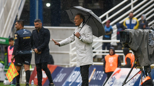 Miguel Ángel Russo a pesar de la lluvia no paró de dar indicaciones.