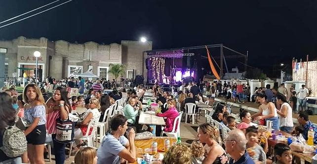 La fiesta incluye cena a la canasta, baile, espectáculos y la entrega de juguetes de los reyes Magos a los niños presentes.