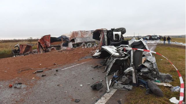 Los camiones quedaron totalmente destruidos sobre la autopista.&nbsp;