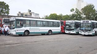 Choferes no aceptaron promesa por aguinaldo y sigue el paro