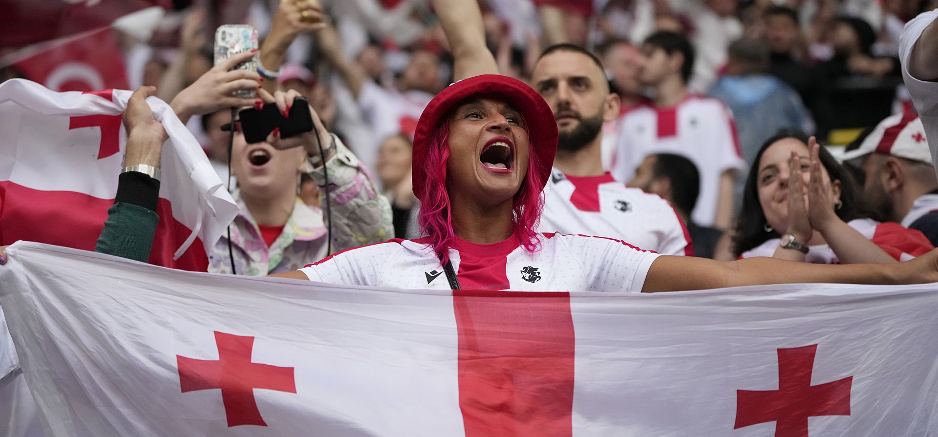Hinchas de Georgia aplauden antes del inicio de un partido del Grupo F entre Turquía y Georgia en el torneo de fútbol Euro 2024 en Dortmund, Alemania, el martes 18 de junio de 2024. (Foto AP/Alessandra Tarantino) Hinchas de Georgia aplauden antes del inicio de un partido del Grupo F entre Turquía y Georgia en el torneo de fútbol Euro 2024 en Dortmund, Alemania, el martes 18 de junio de 2024. (Foto AP/Alessandra Tarantino)
