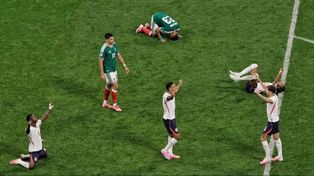 Los ingleses festejan la clasificación ante el sufrimiento de los mexicanos.&nbsp;